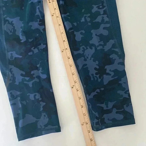 Sweaty Betty Zero Gravity Leggings Bull Dog Camo - Picture 3 of 12